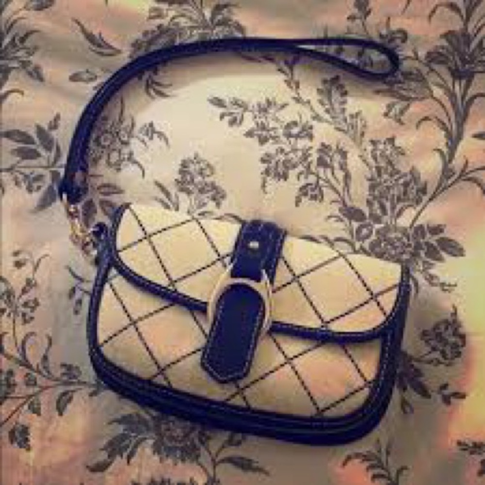 Dooney & Bourke Vintage Cell Phone Wristlet cream/black LIKE New!